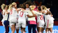 Les joueuses de Lyon célèbrent la fin de la demi-finale retour de l'UEFA Women's Champions League entre le Paris Saint-Germain (PSG) et Lyon (OL) au stade du Parc des Princes à Paris, le 30 avril 2022.