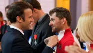 Emmanuel Macron a remis la Légion d'honneur aux athlètes français médaillés d'or.