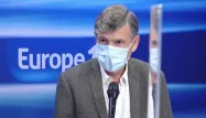 Éric Caumes a remis en cause le principe du pass vaccinal sur Europe 1.