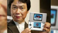 Shigeru Miyamoto, père de Mario et de la saga des Zelda, présente la Nintendo DS en octobre 2004