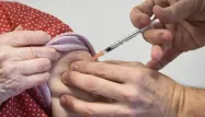 La campagne de vaccination française a pris du retard.