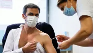 Olivier Véran a reçu ce lundi une première injection du vaccin contre le Covid-19.