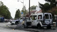 Quatre policiers avaient été blessés dans l'incendie de deux véhicules (photo d'archives).