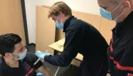 Les pompiers s'entraînent à vacciner avec une prothèse en mousse.