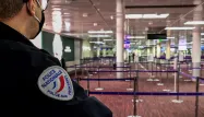 Les étudiants ont transité par un aéroport parisien (photo d'illustration).