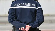 Un gendarme a été attaqué à son domicile par deux suspects de 18 et 25 ans.