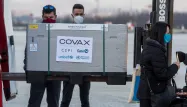 Des vaccins sont livrés en Macedoine via le système Covax le 28 mars 2021.
