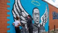 Un mur rend hommage à George Floyd, décédé après avoir été maintenu au sol, le cou écrasé par le genou du policier Derek Chauvin lors d'une interpellation.