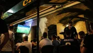 Mardi soir, le beau temps a permis à de nombreux supporters de suivre le match en terrasse, comme ici à Saint-Paul-de-Vence.
