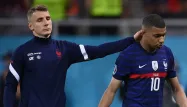 Kylian Mbappé réconforté par Lucas Digne après son tir au but manqué face à la Suisse