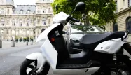 Les places de stationnement seront payantes pour les scooters thermiques en 2022. Photo d'illustration.