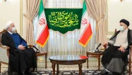 Ebrahim Raïssi (à droite) va succéder à Hassan Rohani (à gauche).