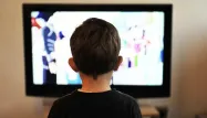 Regarder la télévision en mangeant est mauvais pour la santé et le développement, surtout ceux des enfants.