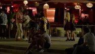Beaucoup de jeunes font la fête dans les rues de Barcelone.