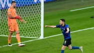 Jorginho célèbre la qualification de l'Italie en finale de l'Euro 2020 après avoir inscrit le tir-au-but vainqueur