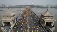 Des participants traversant le fleuve Yangzi Jiang lors du marathon de Wuhan 2018. (Illustration)