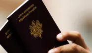 Plus de 12.000 travailleurs étrangers ont obtenu le passeport français depuis un an.