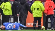 Dimitri Payet, au sol, a été victime d'un jet de bouteille d'eau lors du match entre Lyon et Marseille