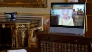 La reine Elizabeth II est apparue souriante et portant une robe jaune