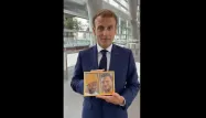 Emmanuel Macron a montré un portrait des deux youtubeurs.