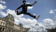 JR devant la pyramide du louvre.