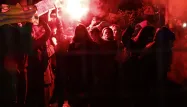 Une centaines de manifestants se sont rassemblés avant la cérémonie.