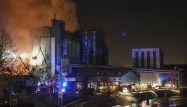 Les pompiers ont lutté toute la nuit pour maîtriser l'incendie au sein de l'usine du groupe Soufflet Alimentaire à Valenciennes (Nord)