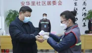Xi Jinping s'est également fait prendre sa température, un geste devenu un rituel pour toute personne entrant dans un lieu public.