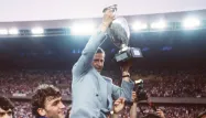 Michel Hidalgo, porté en triomphe par ses joueurs après la victoire à l'Euro 84.