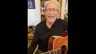 Le chanteur Henri Dès se produit sur Facebook en live.