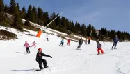 Pendant leurs vacances d'hiver, le budget moyen des Français s’élève à 1101 euros. Pour les familles qui partent au ski, l'anticipation a été la règle pour économiser un maximum.
