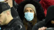 Une supportrice porte un masque lors d'un match de football à Madrid.