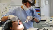 La réquisition mise en place pour lutter contre l'épidémie de coronavirus a obligé nombre de dentistes à se séparer de leurs stocks de masques de protection.
