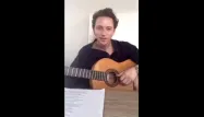 Le chanteur Raphaël lors d'un facebook live.