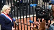 Marine Le Pen s'adresse à la presse après la cérémonie du 8-Mai à Hénin-Beaumont, dans le Pas-de-Calais.