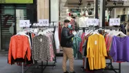Si les commerçants mises sur un retour en masse des clients ce week-end, le respect des mesures de distanciation devrait toutefois limiter l'affluence à l'intérieur des boutiques.