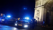 Sous l'Arc de Triomphe, plusieurs dizaines de policiers ont manifesté dans la nuit de samedi à dimanche.