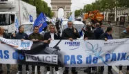 Des policiers ont manifesté ce vendredi sur les Champs-Elysées, à Paris.