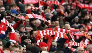 VIDÉO - Des centaines de supporters de Liverpool fêtent le titre à Anfield !