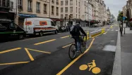 À Paris, des pistes cyclables supplémentaires ont été aménagées pour le déconfinement.
