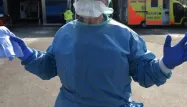 Masque, surblouse et gants font partie des indispensables pour le personnel de santé