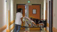 Le coronavirus a fait 30.503 morts en France selon un dernier bilan vendredi.