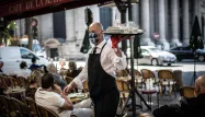 À Paris, seuls les restaurants qui ne servent "pas d'alcool sans nourriture" pourront rester ouvert après 22 heures.