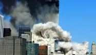 Le 11 septembre 2001, deux avions sont projetés sur les tours jumelles du World Trade Center à New York entraînant l'effondrement des tours.