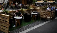 À Paris, comme dans les 10 autres métropoles classées en "zone d'alerte renforcée", les bars doivent fermer à 22 heures dès ce lundi.