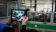 Dans l'usine Schneider de Vaudreuil, les opérateurs utilisent la réalité augmentée pour résoudre les problèmes techniques de leurs machines.