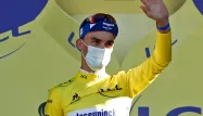 Alaphilippe a endossé le maillot jaune dimanche.