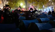 Des exilés Afghans ont été délogés violemment par les policiers de la place de la République, à Paris, lundi soir.