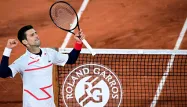 Bien que diminué physiquement, le numéro un mondial Novak Djokovic s'est qualifié mercredi pour sa 10e demi-finale à Roland-Garros.