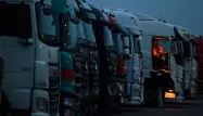 De nombreux poids lourds attendent de pouvoir passer en France outre-Manche.